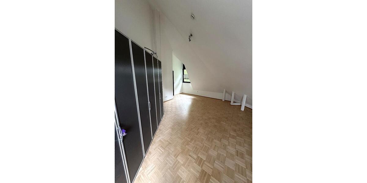 Dachgeschoßwohnung Wiesbaden Biebrich - 2 Zimmer, 88 m&sup2;, 1.315&euro; | Angebot:26662447