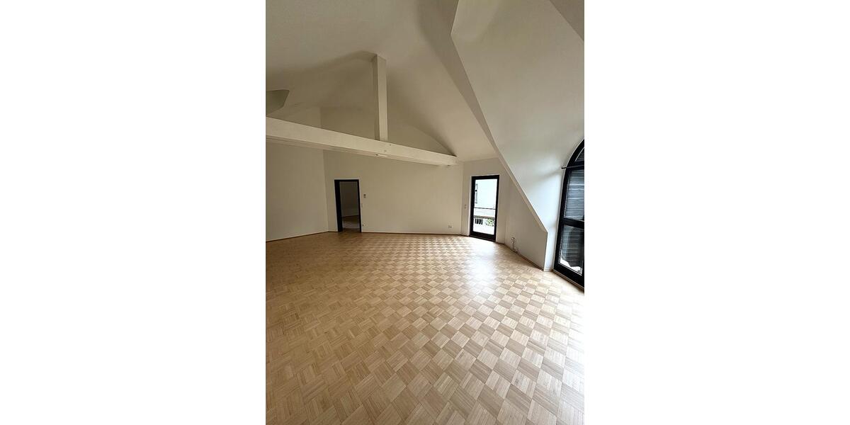 Dachgeschoßwohnung Wiesbaden Biebrich - 2 Zimmer, 88 m&sup2;, 1.315&euro; | Angebot:26662447