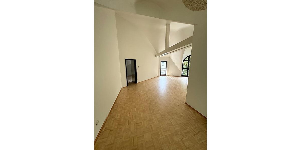 Dachgeschoßwohnung Wiesbaden Biebrich - 2 Zimmer, 88 m&sup2;, 1.315&euro; | Angebot:26662447