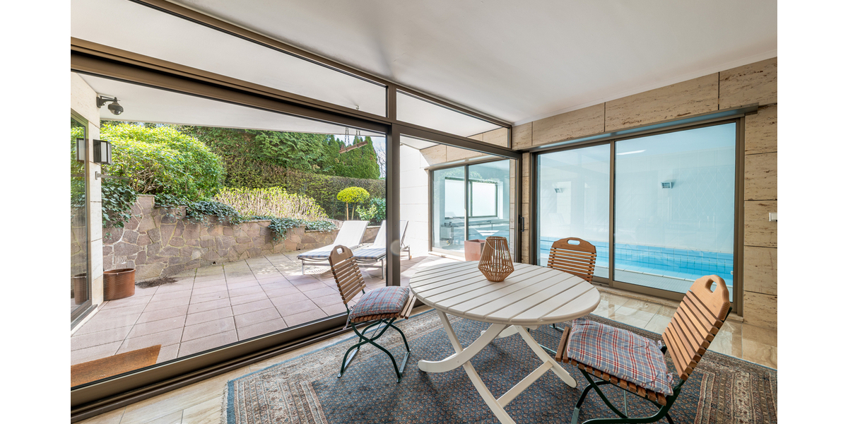 LUXURIÖSES HAUS-IN-HAUS ANWESEN MIT INDOOR-POOL IN TOPLAGE VOM KÖNIGSTEINER JOHANNISWALD - Anwesen Königstein | Angebot:26441626