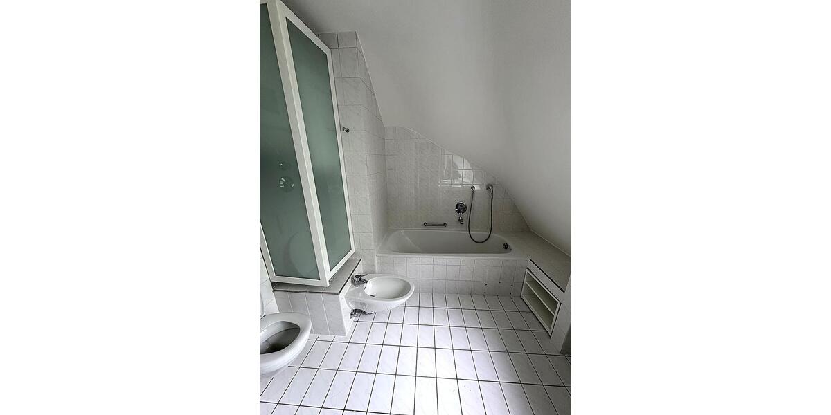 Dachgeschoßwohnung Wiesbaden Biebrich - 2 Zimmer, 88 m&sup2;, 1.315&euro; | Angebot:26662447